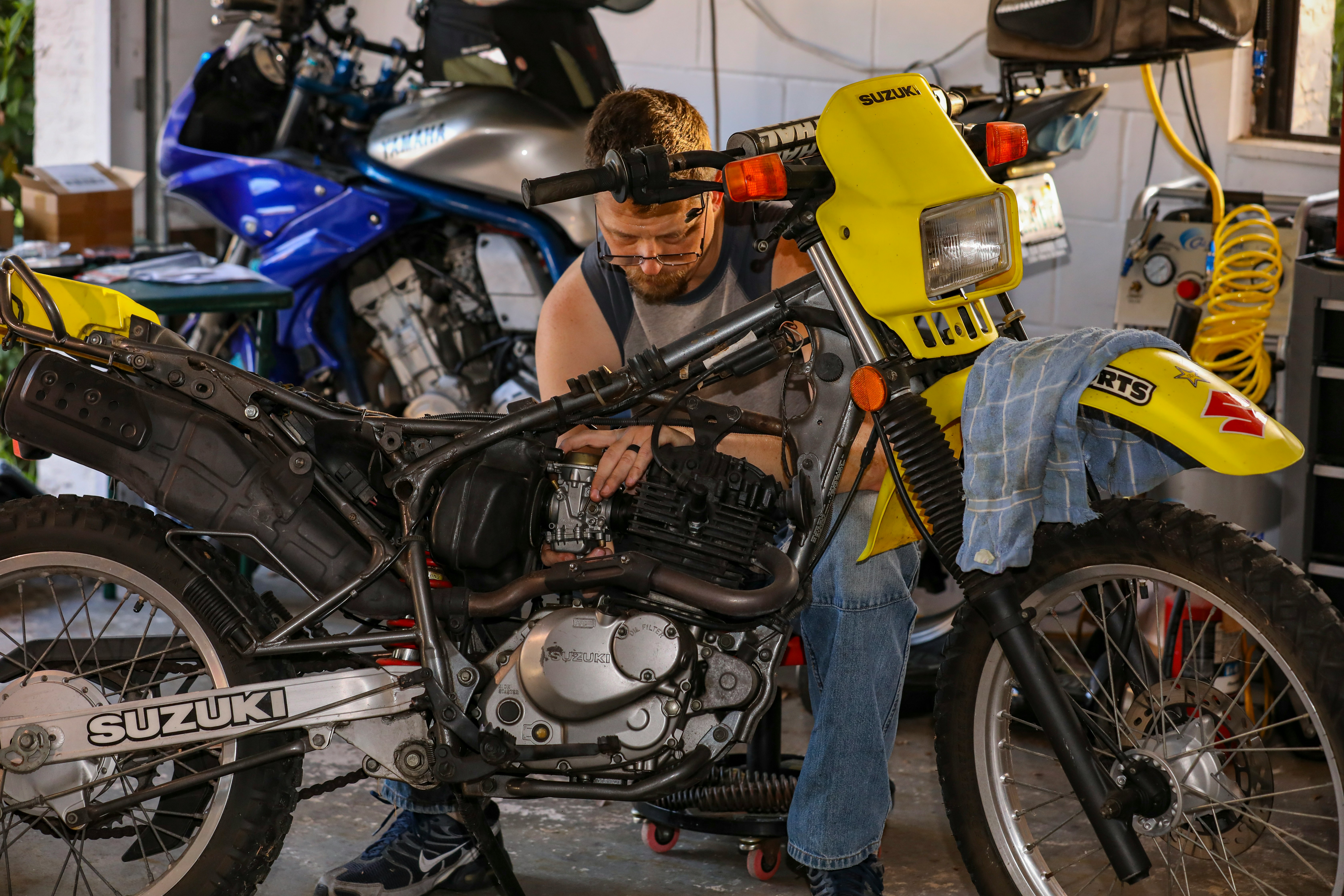 Imagen de un taller de reparación de motos